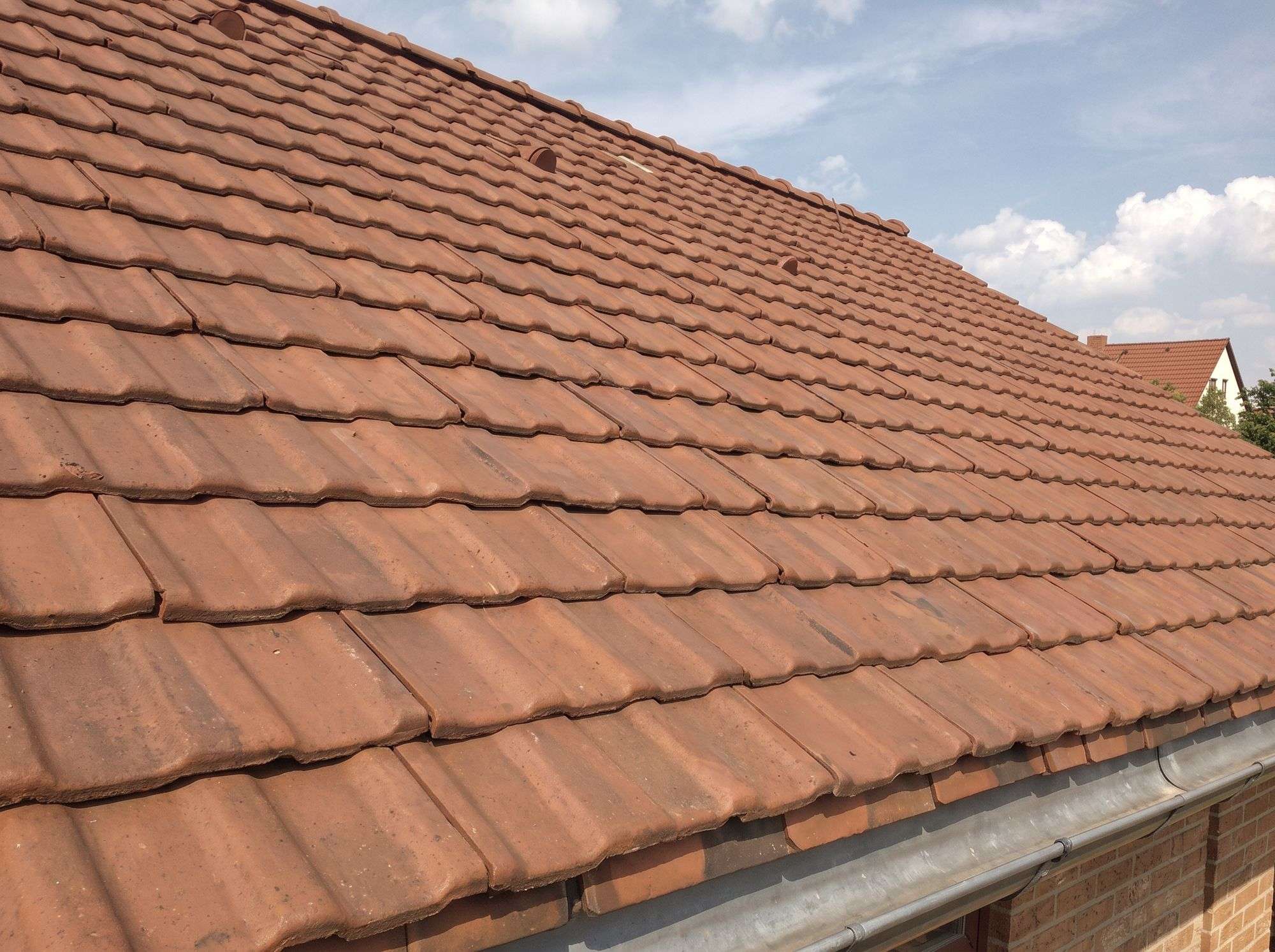 Umyty dach z dachówki ceramicznej